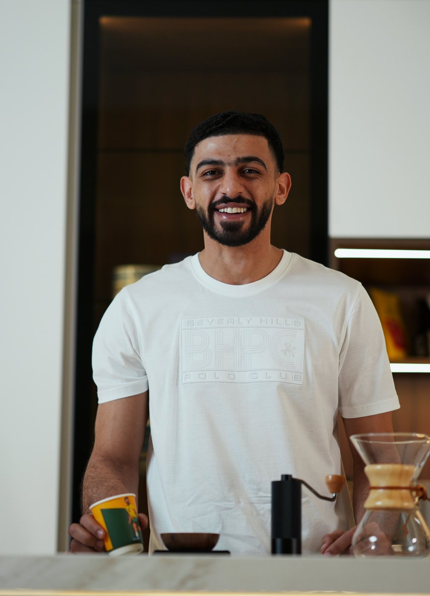 Khaleejclub's tweet photo. قهوة بيد .. وثقة ما تهتز 👑☕ https://t.co/a17xzHrGt3