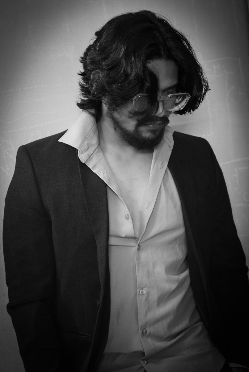 AriyanRafi005's tweet photo. Retro Vibes 

#moothunt #moots #promotwt #mutuals #gamingtwt #MoodyVibes #CinematicPortrait #IntenseLook #NoirAesthetic #ShadowPlay #brooding #PortraitMood https://t.co/cYMbofQFO0