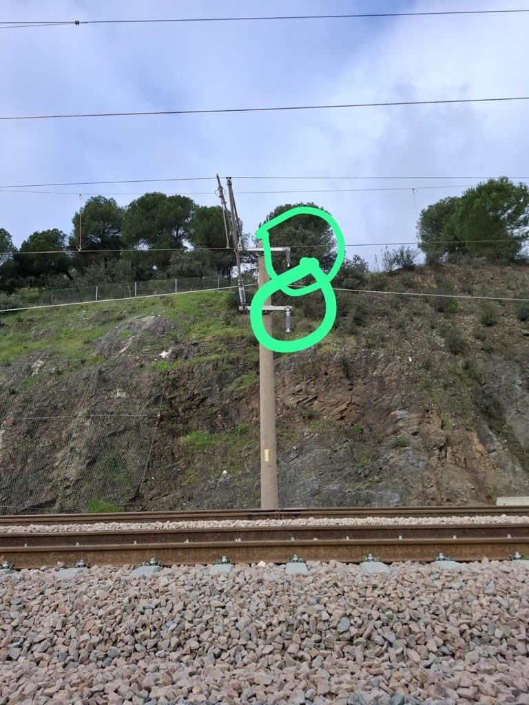 Nunca ha recibido nuestro sistema ferroviario semejante atención mediática. Un maquinista confunde dos piezas viejas e inutilizadas en una torre de catenaria con un desprendimiento. El tren se detiene, se comprueba la confusión y se reanuda la marcha. 10 minutos. Eso se convierte