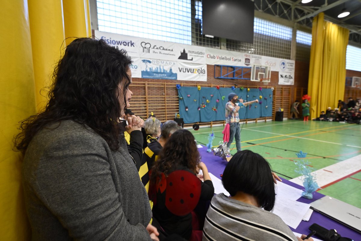 Un año más, disfrutando del #Carnaval con los alumnos y profesorado del IES Gonzalo Torrente Ballester.

Siempre es especial poder compartir grandes momentos con todos ellos. 

Gracias especialmente a su director, Julián, por invitarnos en un día que es tradición desde hace años.