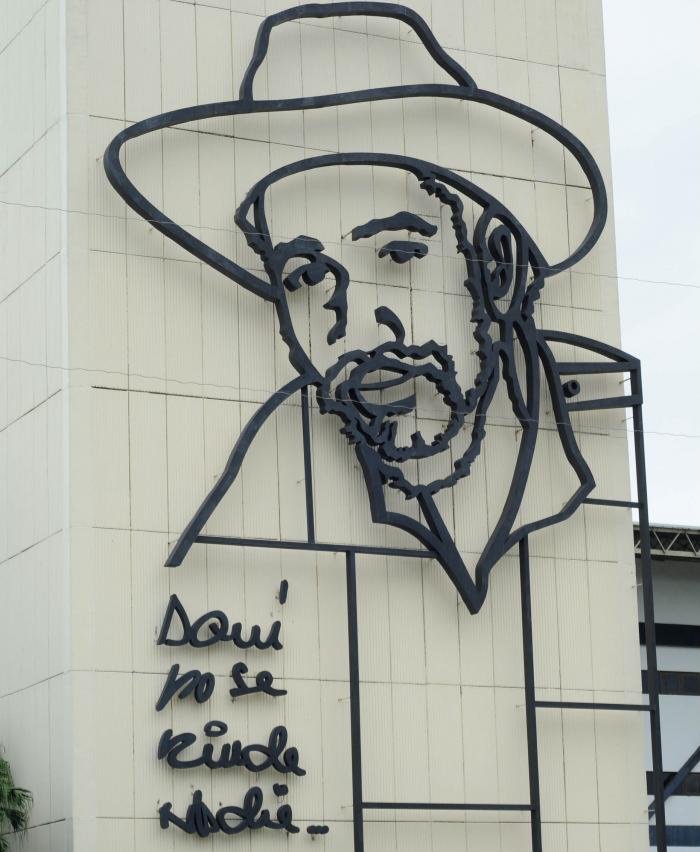 Cuando el camino se pone difícil, hay que pensar en Almeida. 🇨🇺✊

Su ejemplo nos enseñó que ninguna tarea es demasiado grande para un revolucionario.

Hoy lo celebramos en el aniversario 99 de su natalicio. ¡Presente, Comandante!

acortar.link/01g5cP
#Cuba #MisManosPorCuba