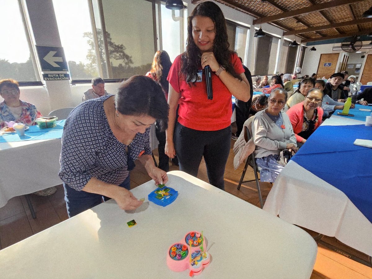 IGSS_gt's tweet image. 👵🏻🤸🏻‍♀️💛 #BienestarIntegral | El #IGSS desarrolló actividad recreativa en el Centro de Atención Médica Integral para Pensionados 3 Zunil para fortalecer la convivencia y el bienestar emocional de los adultos mayores.👴🏼 #UnIGSSMásCercaDeTi