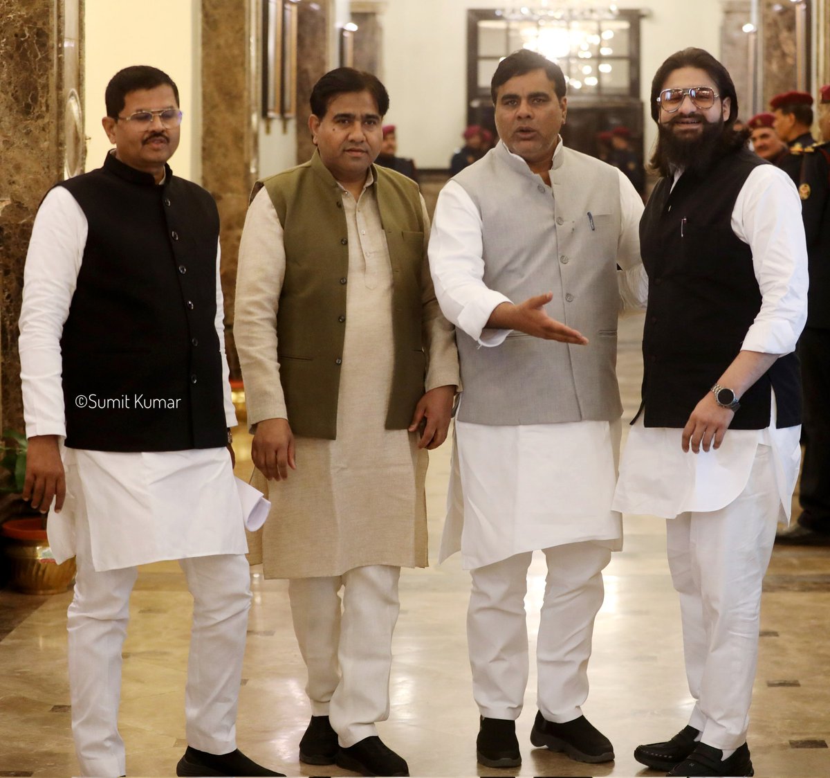 AbbasAnsari_'s tweet photo. तुम ये ना समझ लेना की घबराये हुए हैं।
हम वक़्त के तूफ़ान से टकराये हुए हैं।
#MukhtarAnsari #AbbasAnsari #UmarAnsari #VidhanSabha #Lucknow https://t.co/hAM7npvR8I