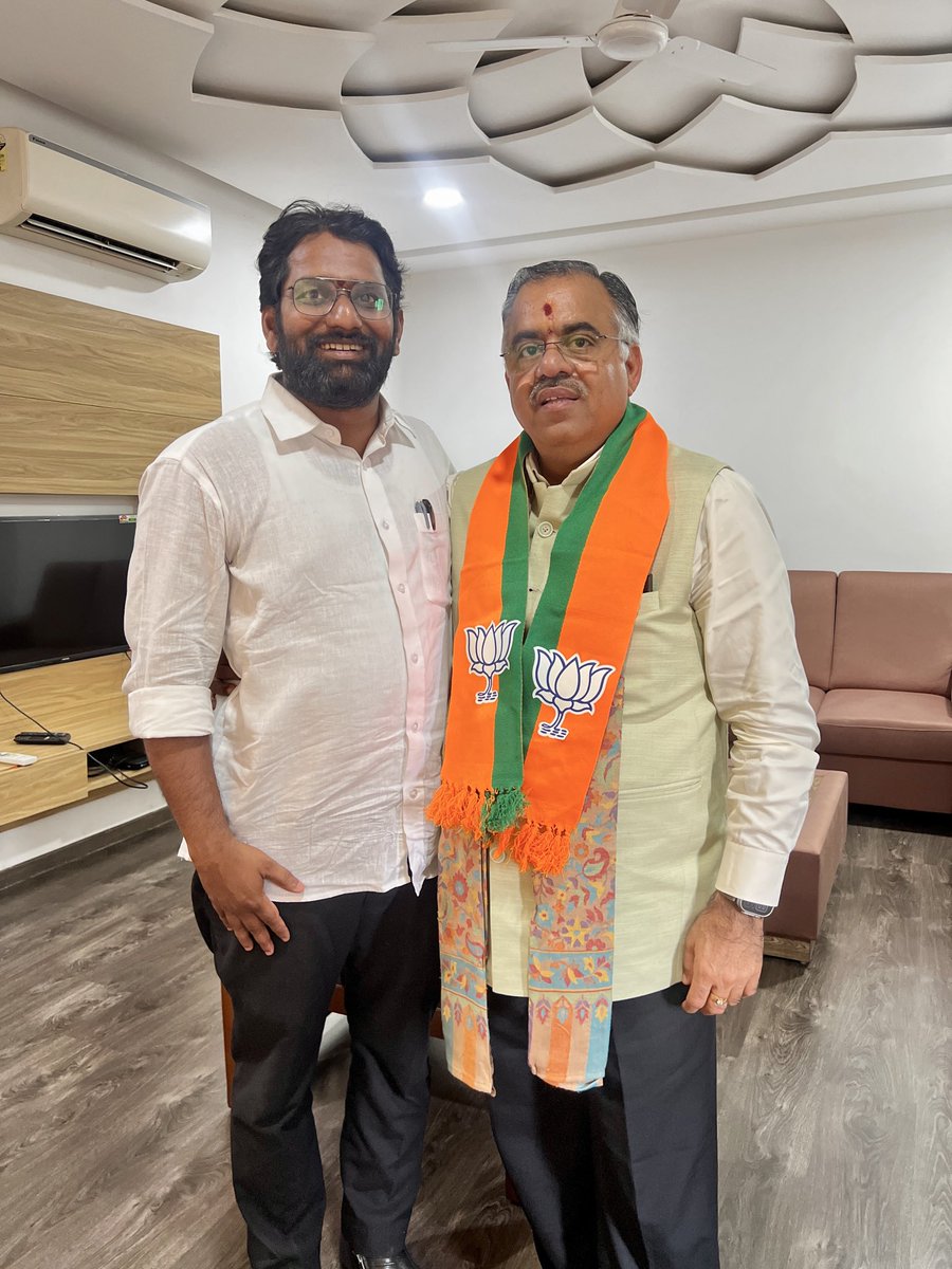 VV4BJP's tweet photo. “Met BJP National General Secretary Shri @tarunchughbjp Ji today,Truly amazed by the way he remembered and appreciated my work in the past elections and received me with great warmth. His words are motivation to work with even more dedication for the organisation.” @BJP4India https://t.co/Adr1cQhHCO