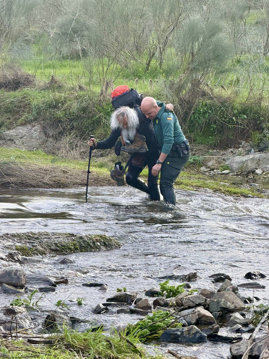 guardiacivilcc's tweet photo. 👣 Ayer, una patrulla de la #GuardiaCivil de #Torrejoncillo (CC) auxilió a un peregrino que se había desorientado en el Pantano del Boquerón (#Riolobos). Cruzaron un arroyo con fuerte caudal para ponerlo a salvo y llevarlo al centro de salud.
Ayudar siempre es el camino 💚 https://t.co/iwzRjgRo51