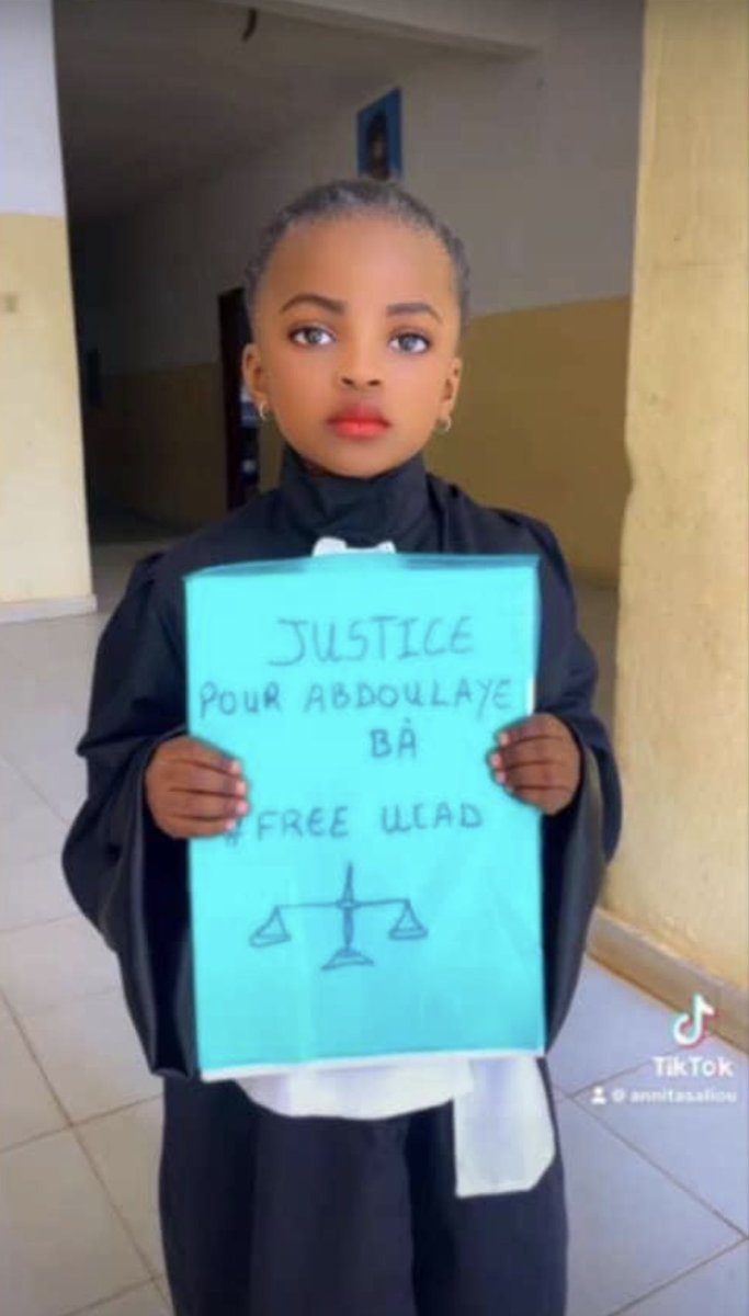 sagittaire99's tweet photo. une image très touchante et symbolique 
#JusticepourAbdoulayeBa ✊🏽❤️ https://t.co/49327hKo40