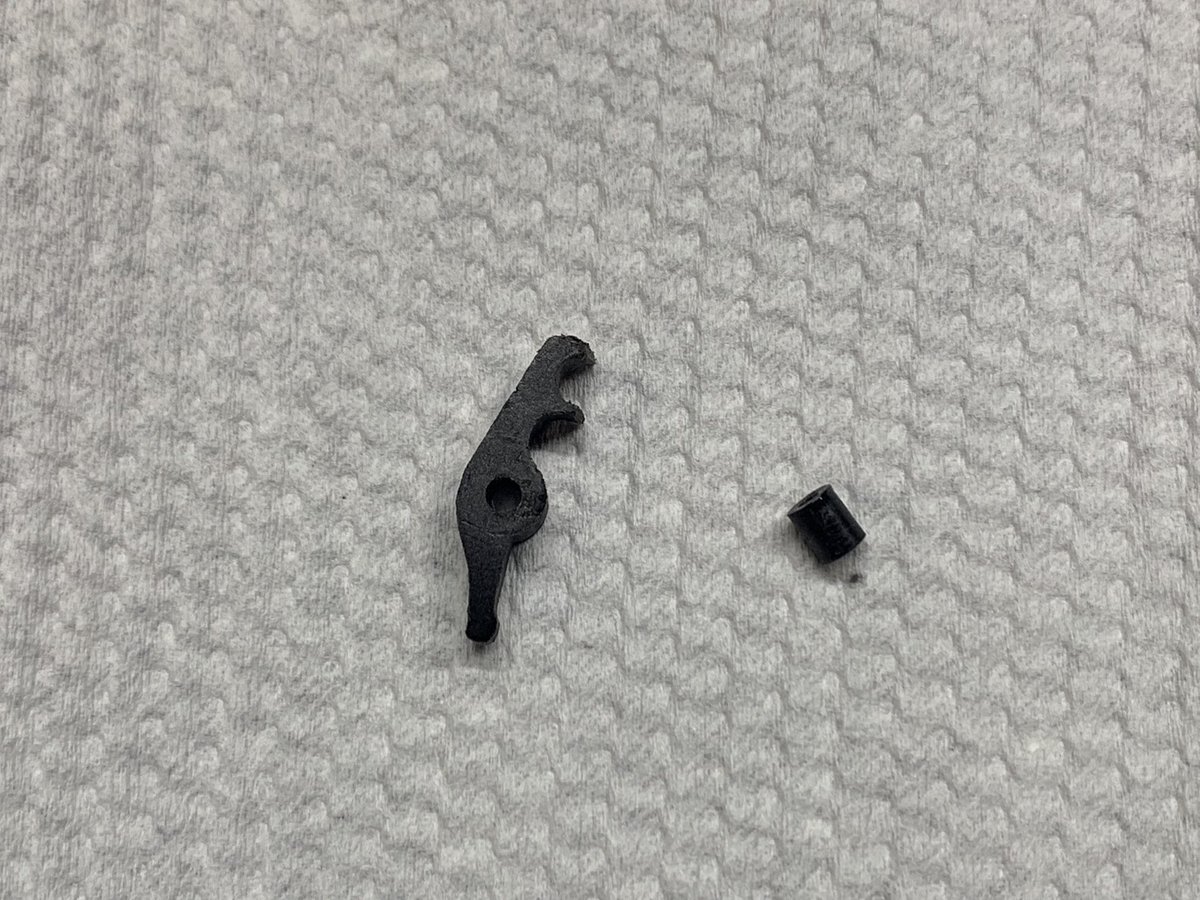 2874works's tweet image. mini14のHOPアーム削って転がってたマルイの押しゴムを入れてみた。
加工前がHOPゼロで0.25／80〜81だったので削っては初速測っての繰り返しで同じ初速出る様に加工。
アッパーカバー(？)がアームに干渉してたのでこれも削る。
後は弾道がどんなかもう不安しかない(´ﾟc_,ﾟ｀ )
#mini14