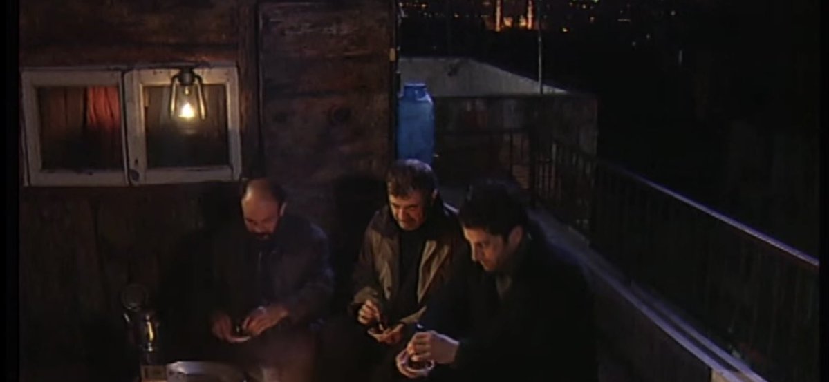 Kıvırtma vaziyetlerinin olmadığı sofralar vardır;
oraya herkes oturamaz.
Çünkü o sofrada yer almak, sözle değil duruşla mümkündür;
eğriliği olanın değil, özü doğru olanın yer bulduğu bir hakikat yeridir.