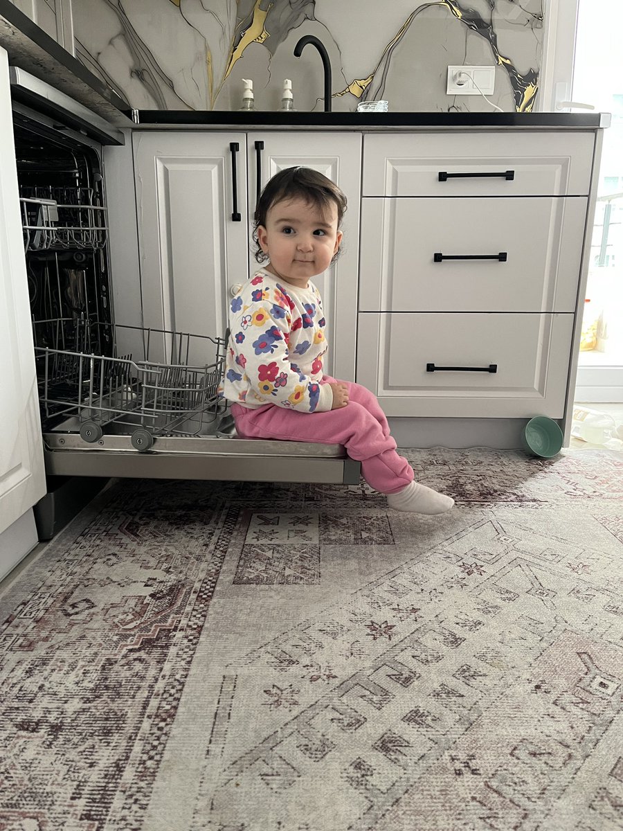 bracoskun's tweet photo. Bulaşık makinesini bugünde senin için ben boşalttım anne oturuşu. Ama neyi nereye koydum orasını sen bul artık 😘 https://t.co/J5zS4E422p