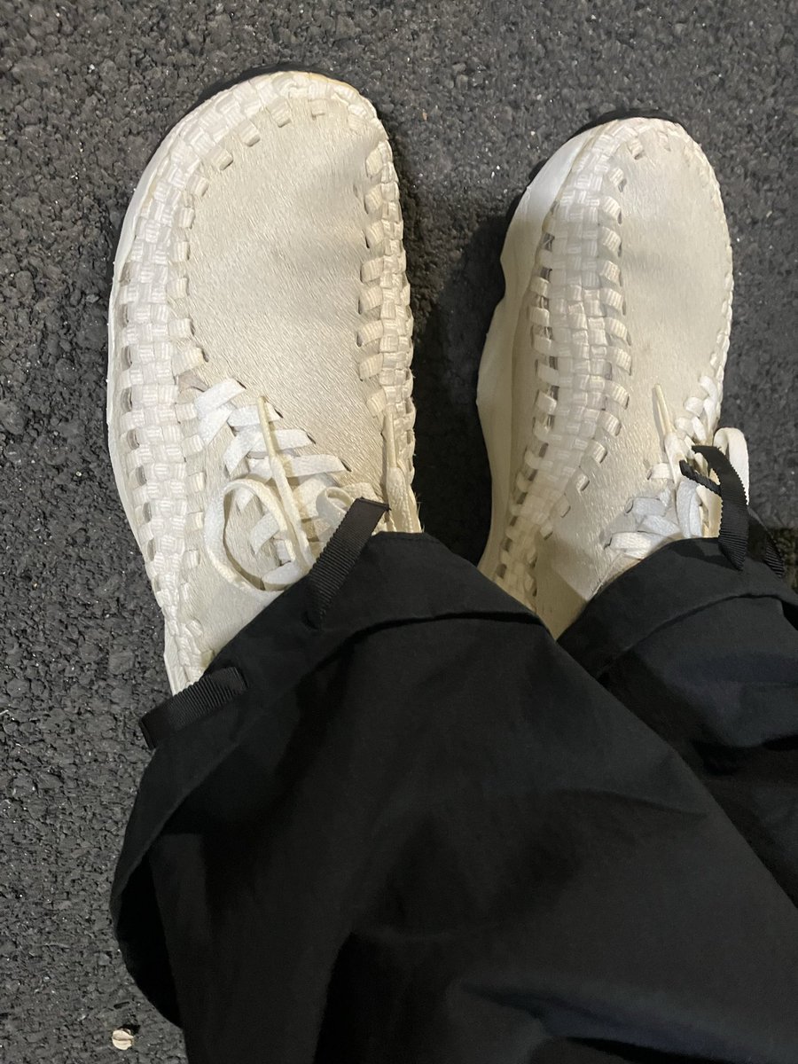 本日のスニーカー HIDEOUT別注のNIKE AIR FOOTSCAPE WOVENになります