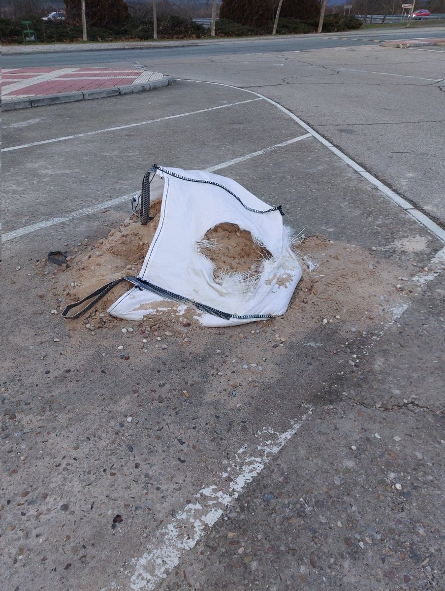 ¿Cuántos meses más, va a estar esta saca abandonada en el parking del polideportivo? Por favor, se ruega gestionen su retirada. #Moralzarzal
