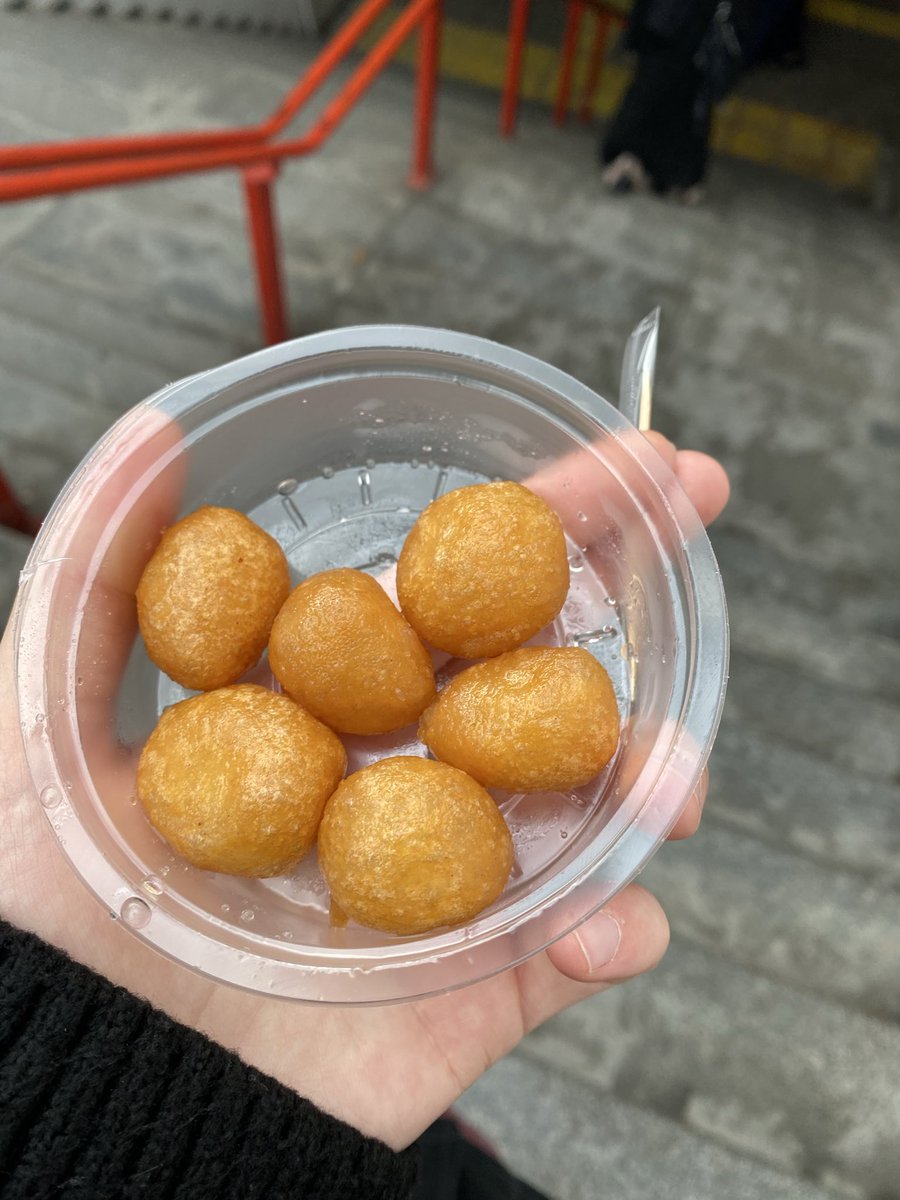 Ölenin arkasından lokma dağıtılıyor bir Allah rahmet eylesin diyecek kadar ölüyü ya hatırlıyorsun ya hatırlamıyorsun. Sonra en büyük derdin lokmayı kaçırmadan kürdanını batırmak bir az önce lezzetine varmak oluyor. Gerçekten ölen yerine ölüyor.