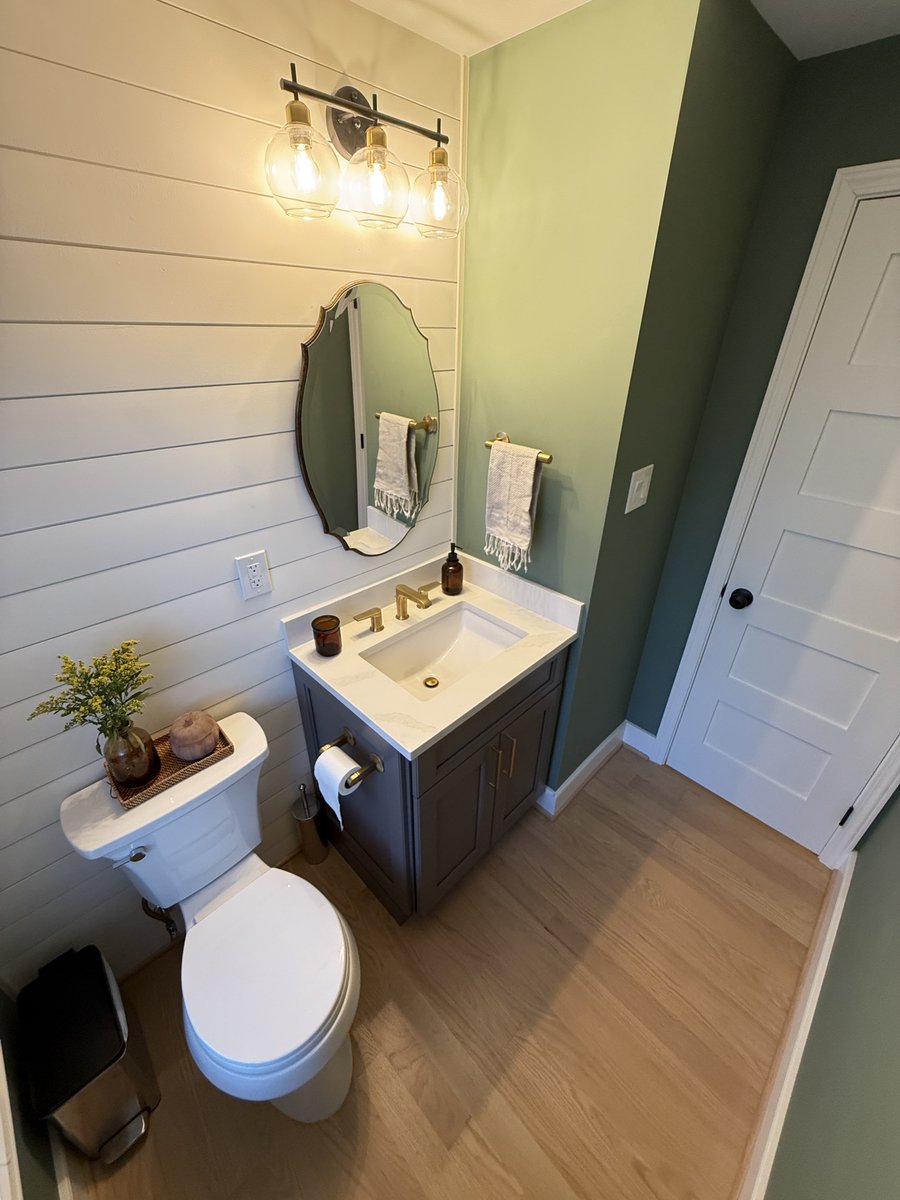 GroupMayflower's tweet image. Small space. Big statement. ✨

This powder room renovation features custom shiplap, warm wood floors, a bold accent wall, and brushed brass finishes for a clean, timeless look.

Even the smallest rooms deserve great design.

#BathroomRenovation #HomeRemodel #PowderRoom