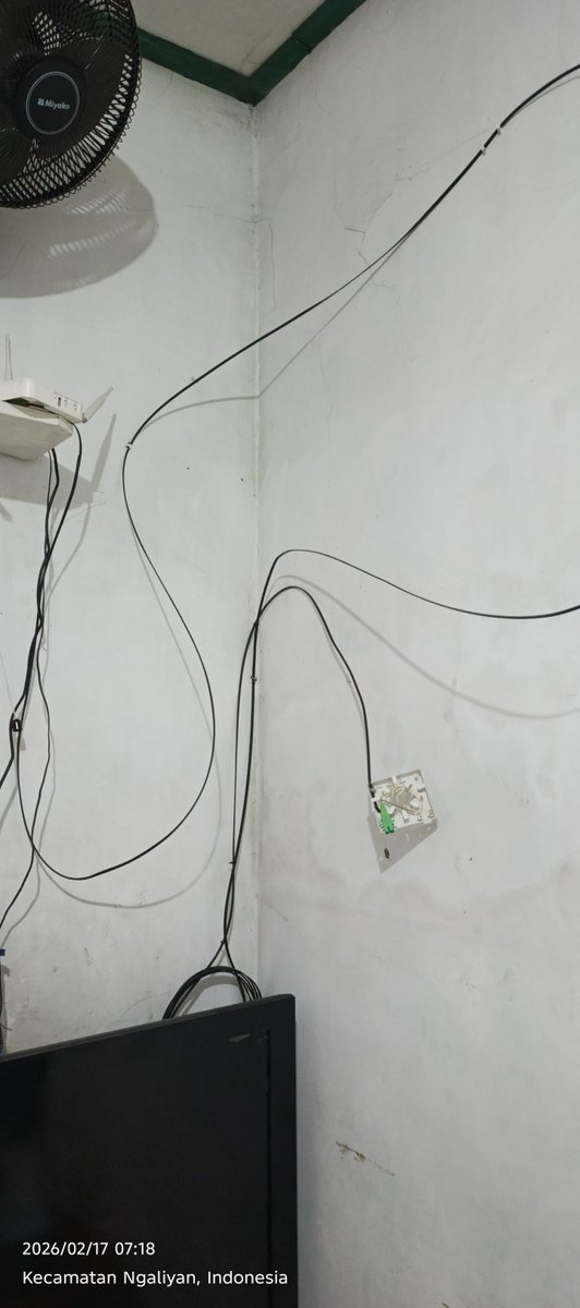 khalitu's tweet photo. @FirstMediaCares hasil perbaikan gangguan jaringan kabel yang dari tiang langsung masuk router wifi tanpa melalui box serat optic https://t.co/NuqJYtzwed