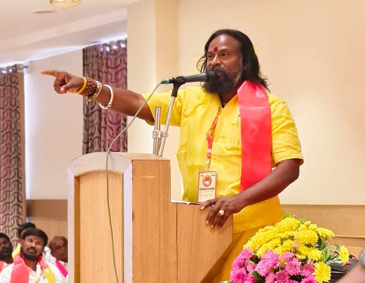 KKSelvakumaroff's tweet photo. இன்றைய தினம் 17.02.2026, செவ்வாய்க்கிழமை  - தமிழர் தேசம் கட்சியின், மாநில செயற்குழு கூட்டம், திருச்சி மத்திய பேருந்து நிலையம் அருகில் உள்ள, சங்கீதாஸ் அரங்கத்தில் சிறப்பாக நடந்து முடிந்தது.

இக்கூட்டத்தில் கட்சியின், மாநில மாவட்ட நிர்வாகிகள் கலந்து கொண்டனர்.

இந்நிகழ்விற்கு தலைமையேற்று, கட்சி நிர்வாகிகளுக்கு  முக்கிய ஆலோசனைகளை வழங்கினேன்!