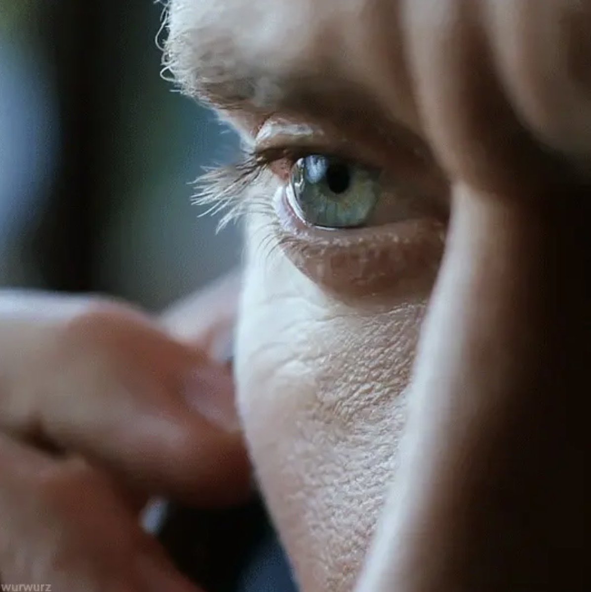 sabrina_amadori's tweet photo. #hiddlesmonth D 17
About #TomHiddleston
His eyes are commonly described as light blue or piercing blue but his RADA resume or related profiles listed his eye color as green
It could be a mistake or a misinterpretation of his changing toned in different lighting
๐ธcredit to source https://t.co/fnpLCRz1K0