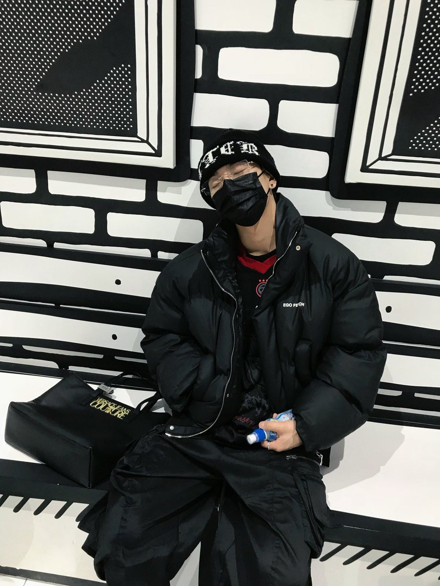 rongpiding's tweet photo. 다크 착장에 애기 음료수 귀여워죽겠네 👶🧃
#씬롱 https://t.co/B4K9zGnnMl