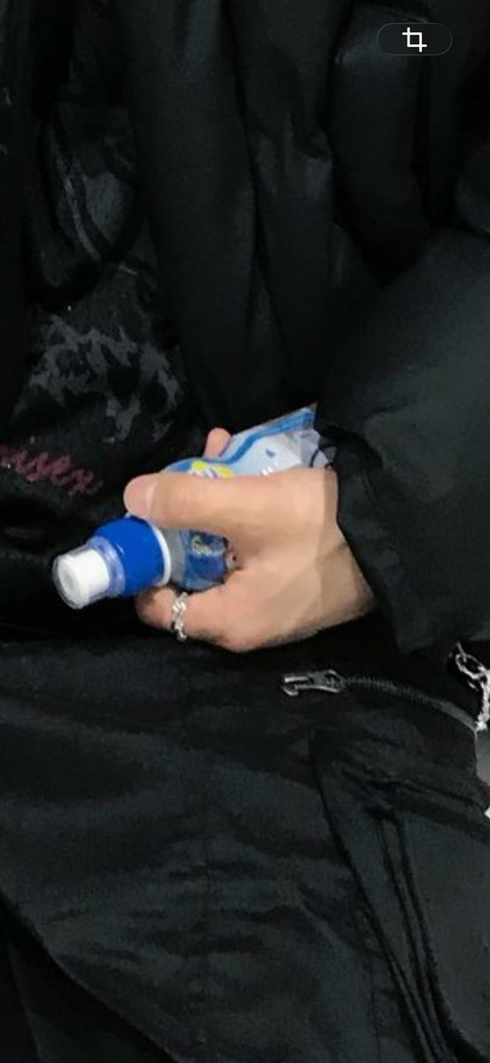 rongpiding's tweet photo. 다크 착장에 애기 음료수 귀여워죽겠네 👶🧃
#씬롱 https://t.co/B4K9zGnnMl