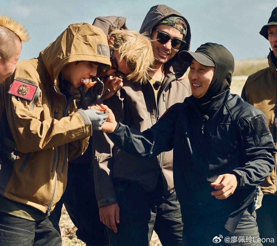 All the King of Survival 2 members watching Younghoon taste the food 🤗
He's the youngest there!