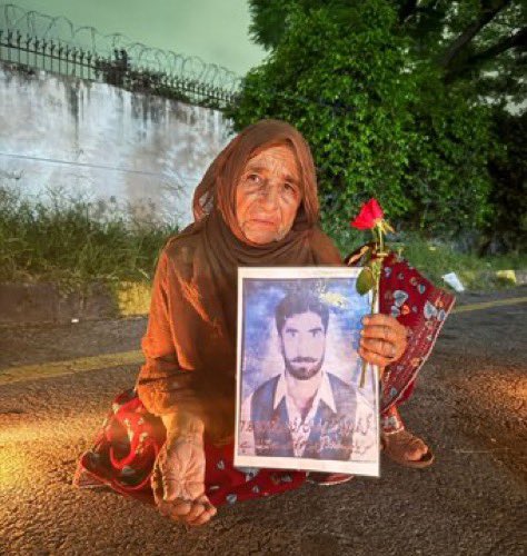 چودہ سال…
ایک بلوچ ماں عدالتوں کے دروازے کھٹکھٹاتی رہی۔

اس کی بس ایک فریاد تھی
میرے جبری گمشدہ بیٹے کے بارے میں سچ بتا دیں۔ اگر وہ زندہ ہے تو ملا دیں، اگر مارا جا چکا ہے تو بتا دیں—تاکہ میرا دل انتظار کی اس آگ سے آزاد ہو جائے۔

مگر وہ ماں انصاف کی آس لیے دنیا سے رخصت ہو گئی۔