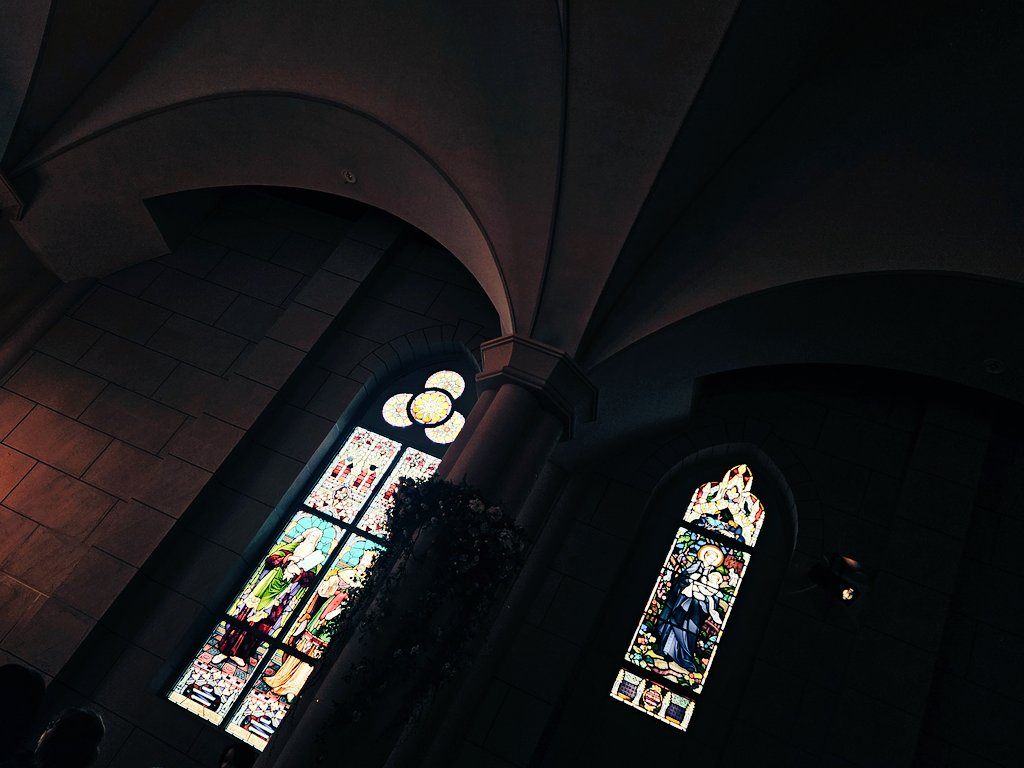 先日、教会でコンサートを見てきたんですが、ステンドグラスが美しかった✨️