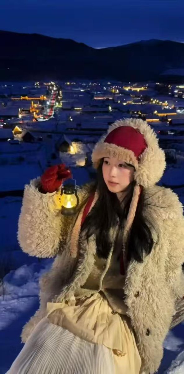 Step into Hemu this Spring Festival! Walk through the snow by day, carry a lantern by night, and snap photos with cozy wooden cabins. A dreamy New Year starts here!
Source by: 一只cc