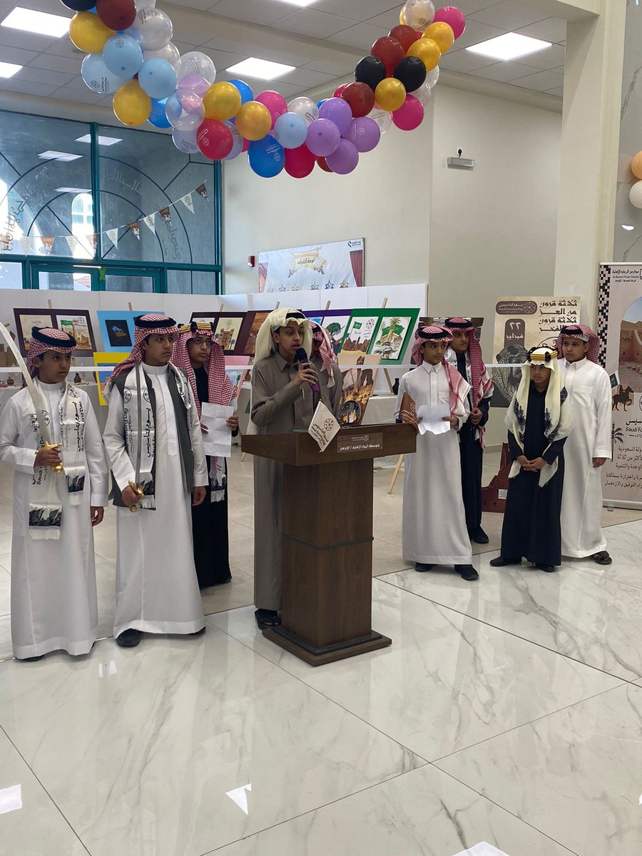 جانب من احتفاء القسم المتوسط بنين بيوم التأسيس بحضور مدير المجمع سعادة الدكتور خالد اللعبون.