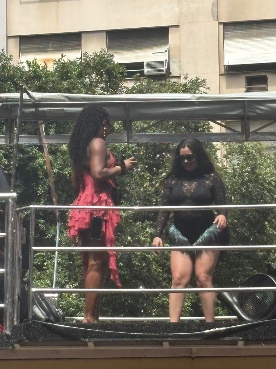 OPortalCs's tweet photo. Nossa brasileira tá vivendo muito 

Lauren Jauregui hoje no fervo da Lud no Rio de Janeiro https://t.co/FOsKPAUTEy