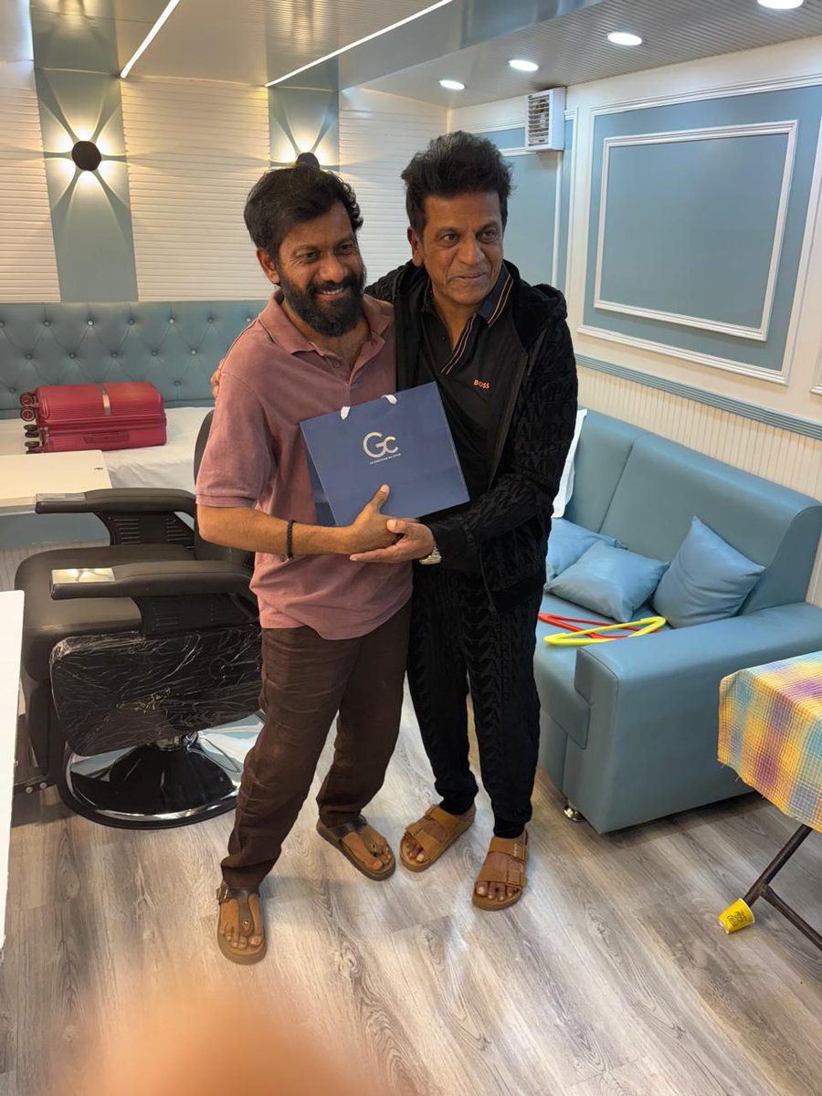 ShivaSainya's tweet photo. Birthday Wishes to #BuchiBabuSana From #Shivanna ❤️

#DrShivarajkumar #Ramcharan #Peddi #ShivaSainya

@NimmaShivanna ❤️❤️❤️ @AlwaysRamCharan @BuchiBabuSana @MythriOfficial @ShivaSainya https://t.co/yqp4YNrcC5
