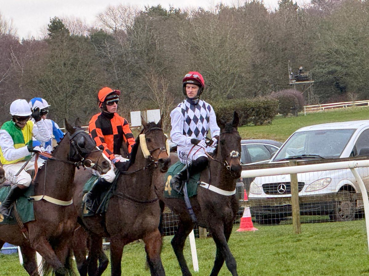 It was like a film star coming to town last Friday <a href="/FakenhamRC/">Fakenham Racecourse</a> when Patrick Mullins rode Stattler to victory in the 5th race
He was a pleasure to meet &amp; gave many spectators his time, chatting, signing autographs &amp; allowing photos. A fantastic advert for horse racing
Go well