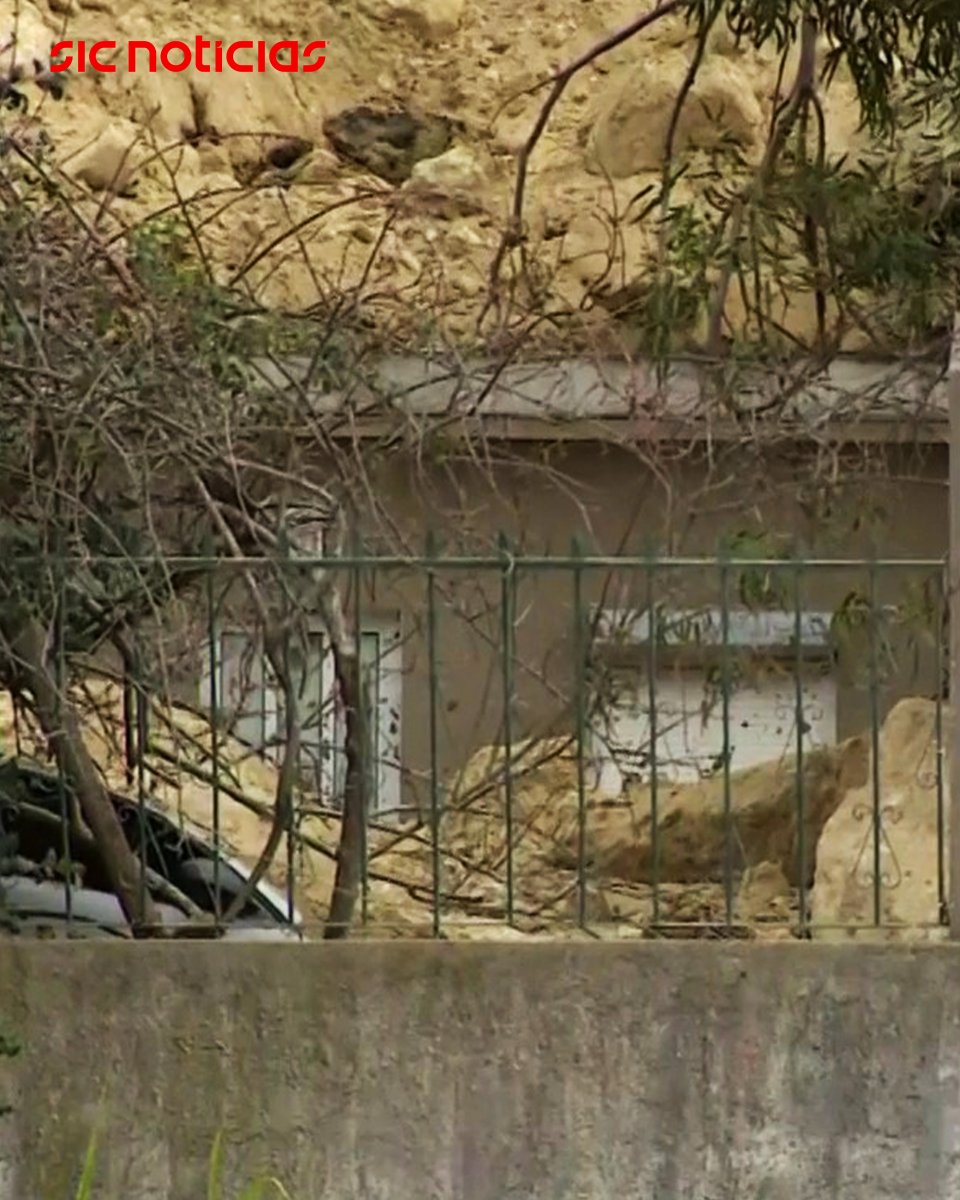 SICNoticias's tweet image. As três habitações, cujos moradores já tinham sido anteriormente retirados pelas autoridades, foram afetadas com a entrada de terra nas divisões das casas.

Saiba mais em: bit.ly/4aGbnXm

#almada #derrocada #caparica #portugal #news #sicnoticias