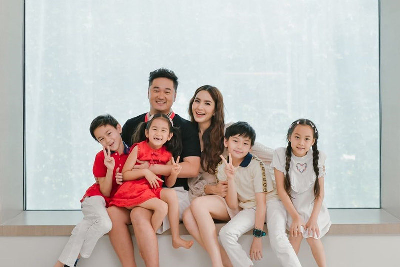 พลอยชิดจันทร์ออกจากวงการไปแต่งงานตั้งแต่อายุยี่สิบต้นๆป่ะ ช่วงขาขึ้นด้วย แล้วตอนนั้นมีแต่คนเสียดาย5555 แต่ตอนนี้คือเป็นเศรษฐีลูกสี่ไปละ เรื่องแบบนี้มันขึ้นอยู่กับคนจริงๆนะ เราไม่รู้หรอกว่าอนาคตจะเป็นยังไง ตอนนั้นที่ตัดสินใจไปก็คงคิดว่ามันดีที่สุดแล้ว..