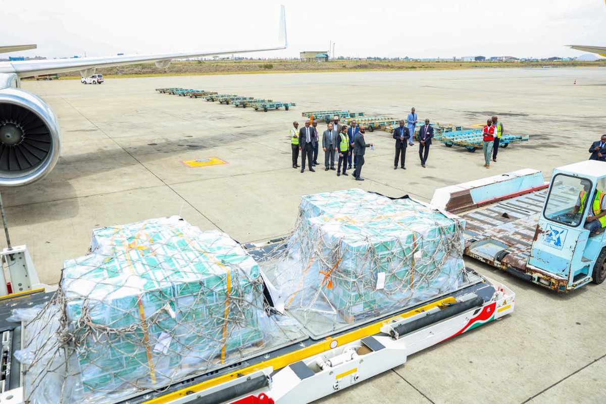 HonAdenDuale's tweet image. Officially received a 30-ton consignment of humanitarian relief cargo from the United Arab Emirates (UAE) to support emergency response efforts for drought-affected communities, particularly in the North Eastern region.

The consignment of dates will be distributed to vulnerable…