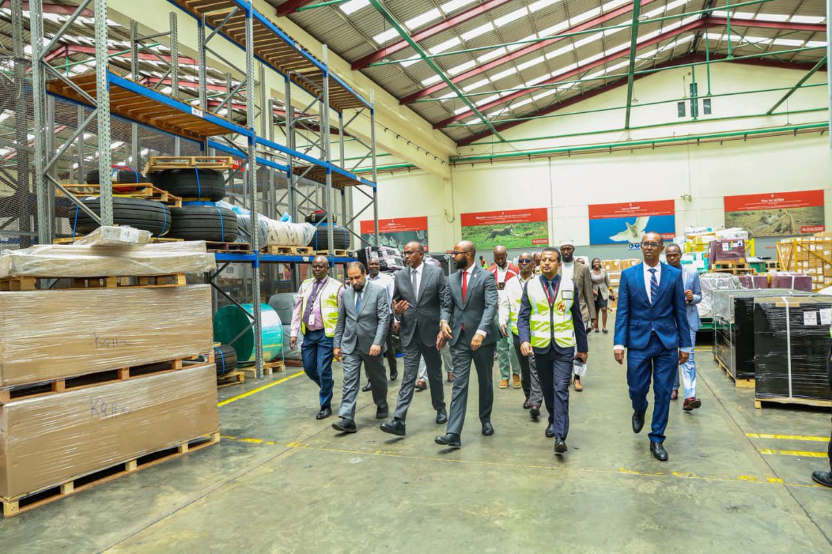 HonAdenDuale's tweet image. Officially received a 30-ton consignment of humanitarian relief cargo from the United Arab Emirates (UAE) to support emergency response efforts for drought-affected communities, particularly in the North Eastern region.

The consignment of dates will be distributed to vulnerable…