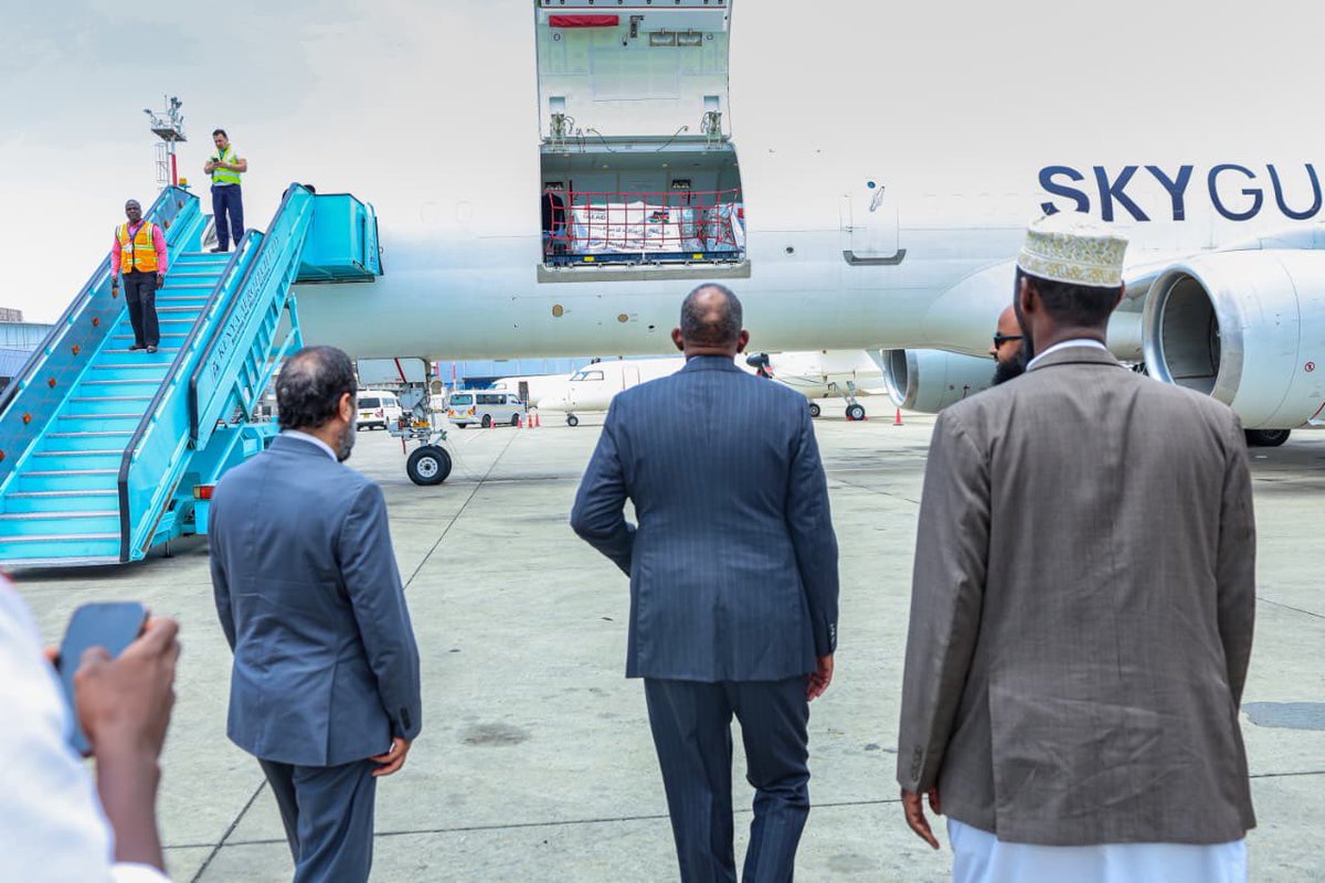 HonAdenDuale's tweet image. Officially received a 30-ton consignment of humanitarian relief cargo from the United Arab Emirates (UAE) to support emergency response efforts for drought-affected communities, particularly in the North Eastern region.

The consignment of dates will be distributed to vulnerable…
