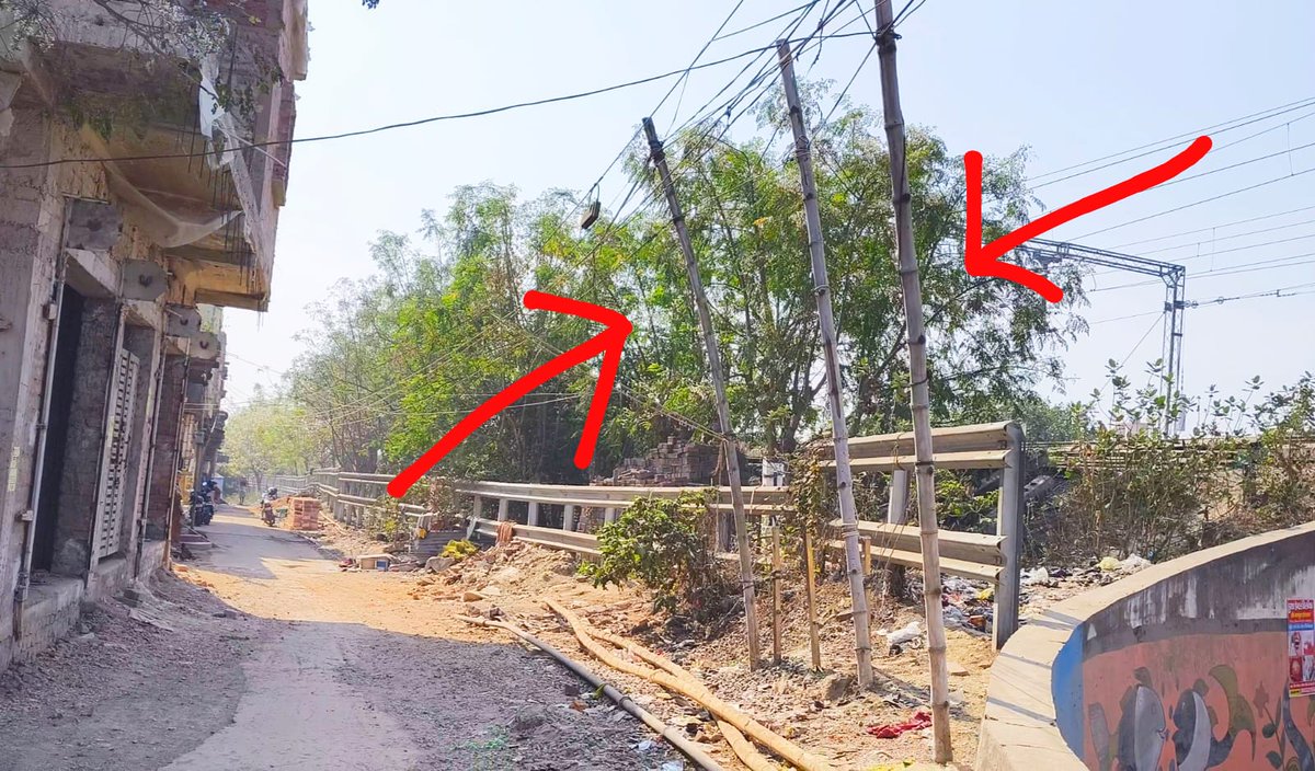 प्रगतिशील पाकुड़ के नगर परिषद क्षेत्र में आज भी पोल की जगह बांस के सहारे पहुंच रही बिजली.... <a href="/dcpakur/">DC PAKUR</a> <a href="/HemantSorenJMM/">Hemant Soren</a> <a href="/JharkhandCMO/">Office of Chief Minister, Jharkhand</a> <a href="/yourBabulal/">Babulal Marandi</a> <a href="/prdjharkhand/">IPRD Jharkhand</a> <a href="/IprdPakur/">IPRD PAKUR</a>