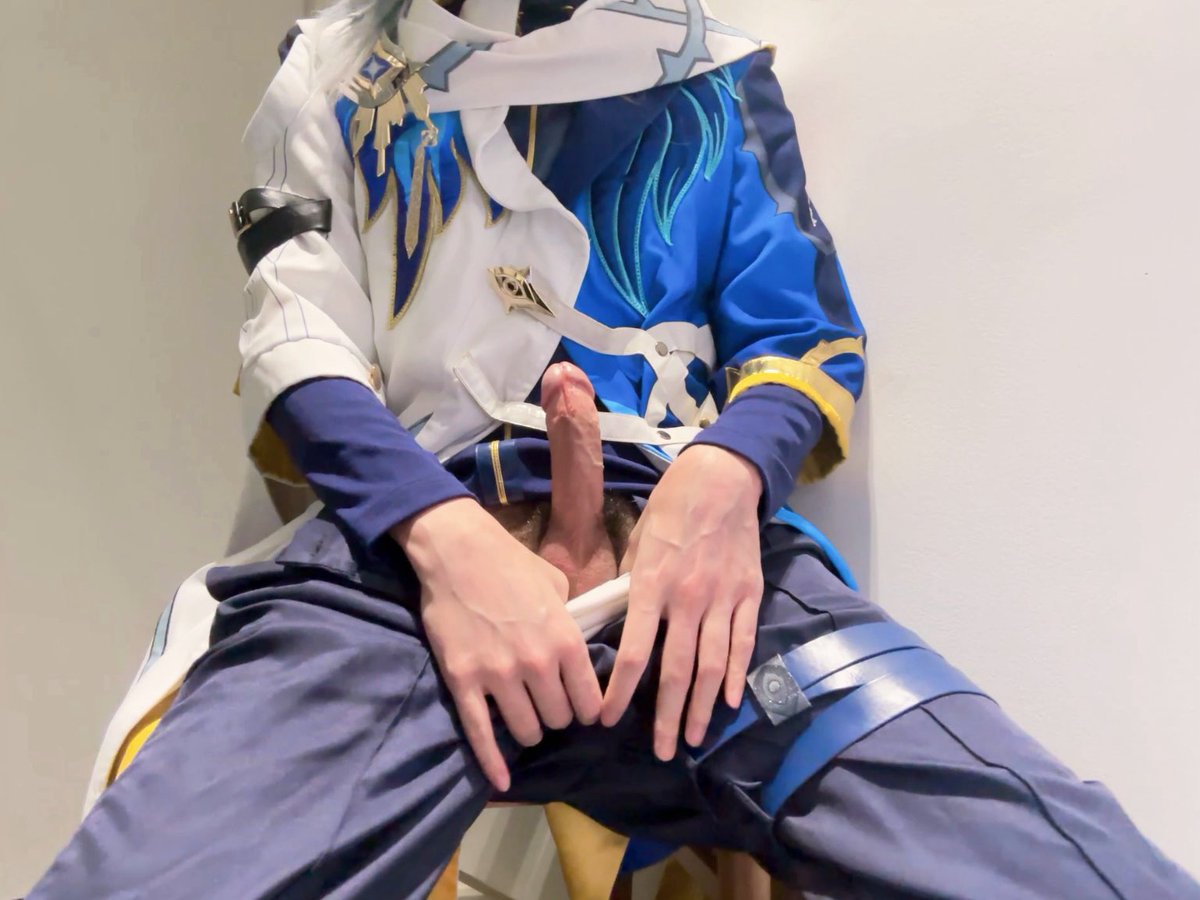 Sealus77's tweet photo. 宝宝们新春快乐~ 
暖心的小穹觉得老日在歇息角睡的不舒服，提议说可以一起睡在房间大床上，但条件是要拍下一些私密的照片……
#nsfw #cos #SundayHSR #HonkaiStaiRail #r18 https://t.co/DBaBpLSkvG