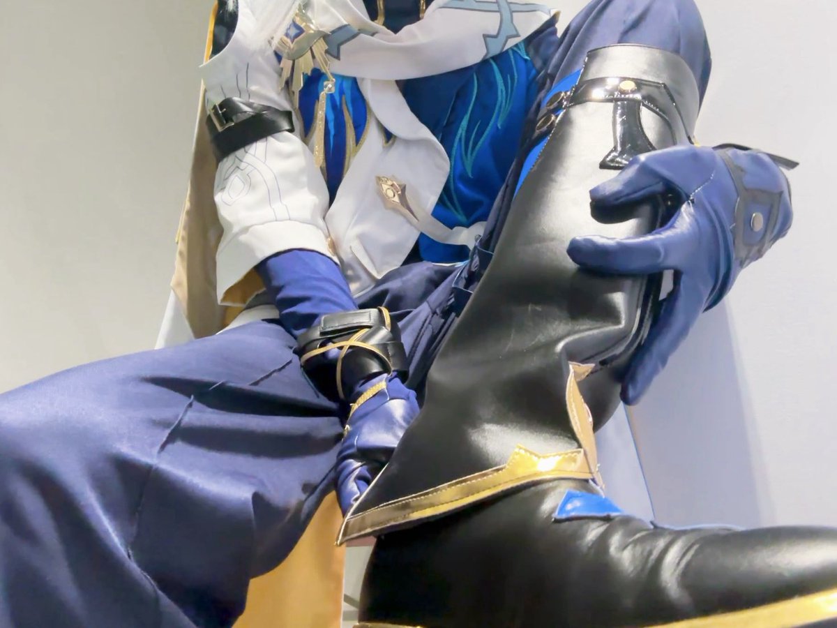 Sealus77's tweet photo. 宝宝们新春快乐~ 
暖心的小穹觉得老日在歇息角睡的不舒服，提议说可以一起睡在房间大床上，但条件是要拍下一些私密的照片……
#nsfw #cos #SundayHSR #HonkaiStaiRail #r18 https://t.co/DBaBpLSkvG