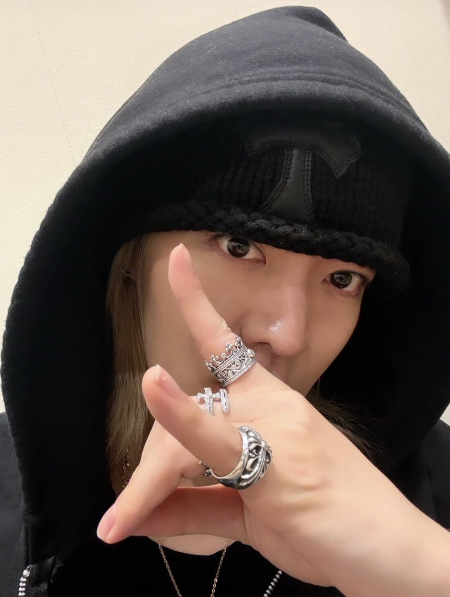 何買うか悩んでユテに歓喜してたらもう今日が終わってしまうwwwwww
指輪はゴールドって思ってたのに、ご本人様がストーリーでシルバーつけてるの見てまた悩み始めた（エンドレス
 #YUTA
 #UnBave