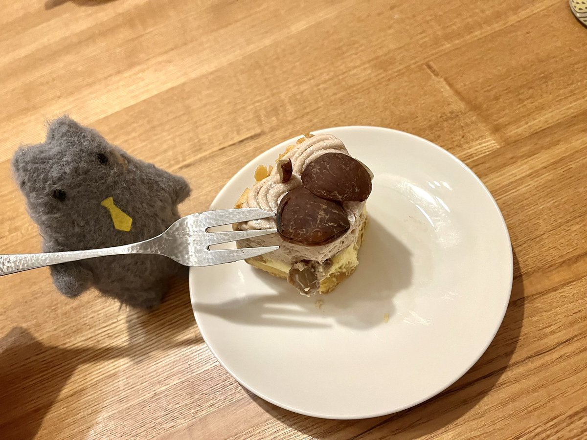 協議の結果、モンブランの🌰が2個あったのでお互いに1つずつにすることで決着が着きました。２つ乗っててよかった