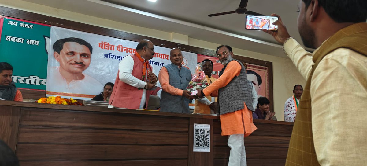 GangwarTP's tweet photo. आज भाजपा कार्यालय लखीमपुर में पं दीनदयाल उपाध्याय प्रशिक्षण महाभियान 2026 की कार्यशाला समपन्न हुई जिसमें मुख्य अतिथि जिला प्रभारी श्री वासुदेव मौर्य जी र���े अध्यक्षता जिलाध्यक्ष श्री सुनील सिंह ने की महाभियान टोली के एक घटक के रूप में मेरी भ��� सहभागिता रही https://t.co/Mi3gqL9CtT