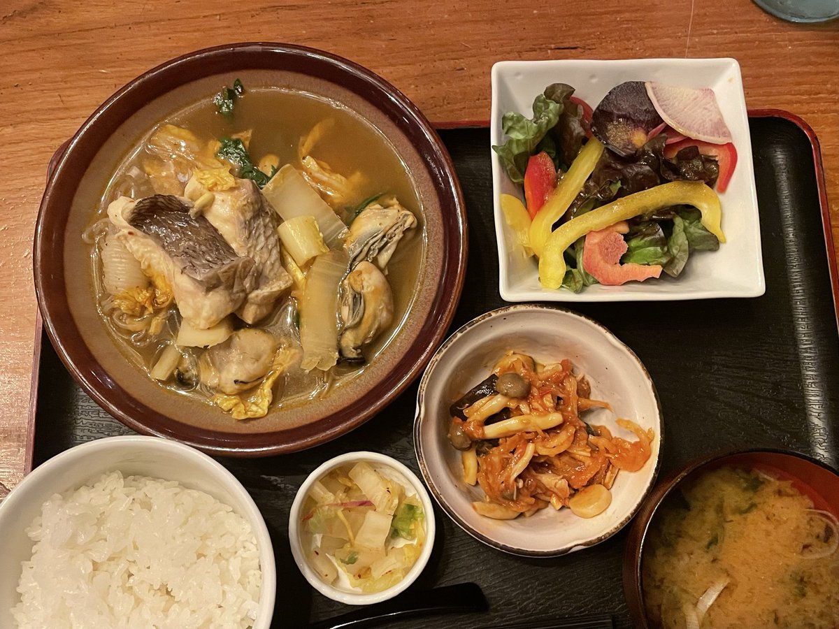 JRフルーツパークあらはまの監修もされている農学博士K先生とのランチ会。食事の前には皇居の古品種果樹園の見学も同行。道すがら、街路樹の潅水や日照量と生育相関、梅などバラ科の花芽と結実、土壌、ゲノム等々の話。もはや現地研究で楽し！