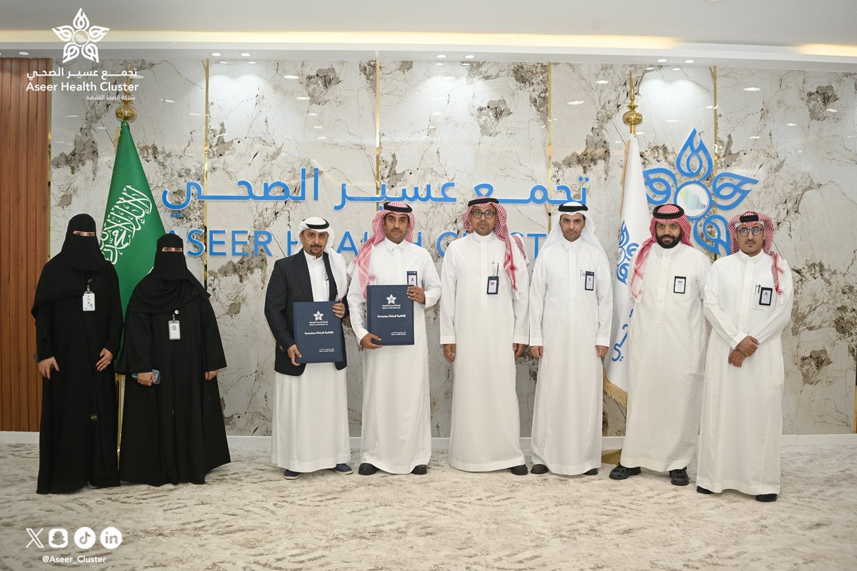 Aseer_Cluster's tweet photo. وقّع سعادة الرئيس التنفيذي لـ #تجمع_عسير_الصحي ناصر بن راشد الصافي اتفاقية شراكة مجتمعية مع الجمعية الخيرية لرعاية مرضى الروماتيزم، لتأمين (500) مفصل ركبة لمرضى الروماتيزم ومرضى خشونة المفاصل، بهدف تخفيف معاناتهم وتحسين جودة حياتهم، ضمن مبادرات نوعية تعزز الوصول للخدمات التخصصية وترفع كفاءة الرعاية الصحية.
