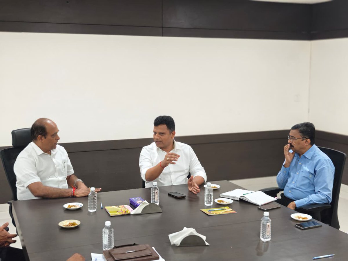 CaptBrijesh's tweet photo. Had the opportunity to visit the CAMPCO Chocolate Factory in Darbe, Puttur, where I met the newly elected members of the Board of Directors and held discussions on issues concerning arecanut growers.
#CAMPCO #VocalForLocal #Arecanut #DakshinaKannada https://t.co/Fjn3aqOKik