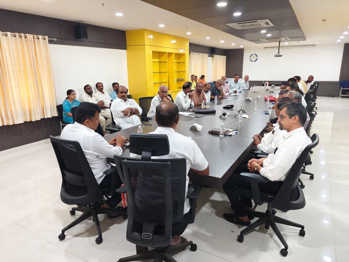 CaptBrijesh's tweet photo. Had the opportunity to visit the CAMPCO Chocolate Factory in Darbe, Puttur, where I met the newly elected members of the Board of Directors and held discussions on issues concerning arecanut growers.
#CAMPCO #VocalForLocal #Arecanut #DakshinaKannada https://t.co/Fjn3aqOKik