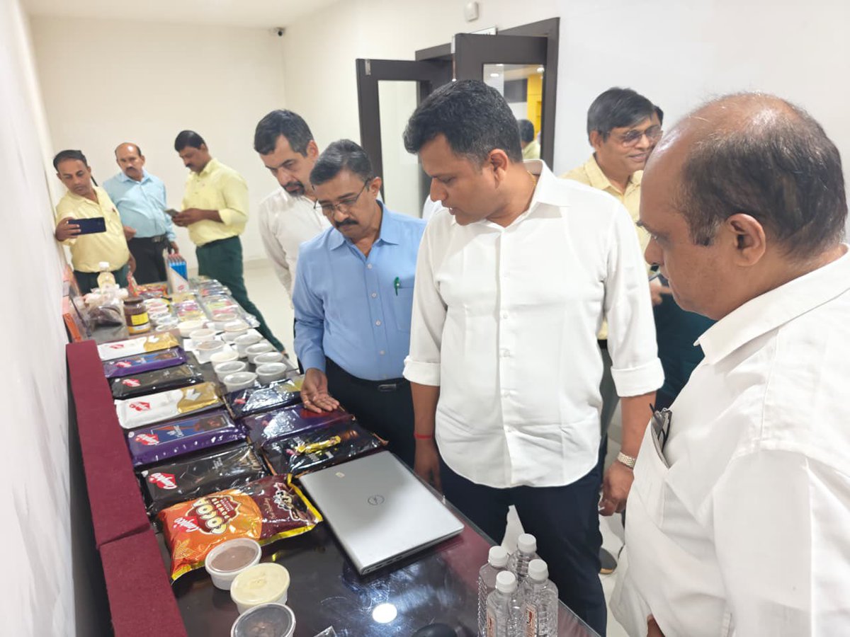 CaptBrijesh's tweet photo. Had the opportunity to visit the CAMPCO Chocolate Factory in Darbe, Puttur, where I met the newly elected members of the Board of Directors and held discussions on issues concerning arecanut growers.
#CAMPCO #VocalForLocal #Arecanut #DakshinaKannada https://t.co/Fjn3aqOKik
