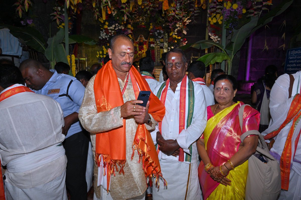 TDP_Sanathnagar's tweet photo. శ్రీ కాళహస్తీశ్వర స్వామి బ్రహ్మోత్సవాల సందర్భభంగా  ఈరోజు శ్రీ కాళహస్తిలో కాణిపాకం శ్రీ వరసిద్ధి వినాయక స్వామి దేవస్థానం తరపున స్వామి వారికి పట్టు వస్త్రాలు,పూలు, పండ్లు సమర్పించిన E.O.గారు, చైర్మన్ గారు, పాలకమండలి సభ్యులు శ్రీపతి సతీష్ కుమార్ మరియు ఇతర సభ్యులు
@SripathiSathish https://t.co/IfikrxXego