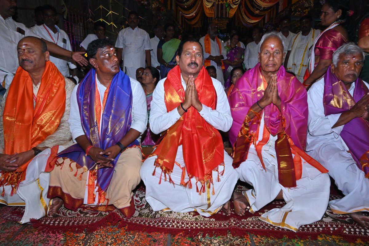 SripathiSathish's tweet photo. శ్రీ కాళహస్తీశ్వర స్వామి బ్రహ్మోత్సవాల సందర్భభంగా  ఈరోజు శ్రీ కాళహస్తిలో కాణిపాకం శ్రీ వరసిద్ధి వినాయక స్వామి దేవస్థానం తరపున స్వామి వారికి పట్టు వస్త్రాలు,పూలు, పండ్లు సమర్పించిన E.O.గారు, చైర్మన్ గారు, పాలకమండలి సభ్యులు శ్రీపతి సతీష్ కుమార్ మరియు ఇతర సభ్యులు https://t.co/hsdV58TbMv