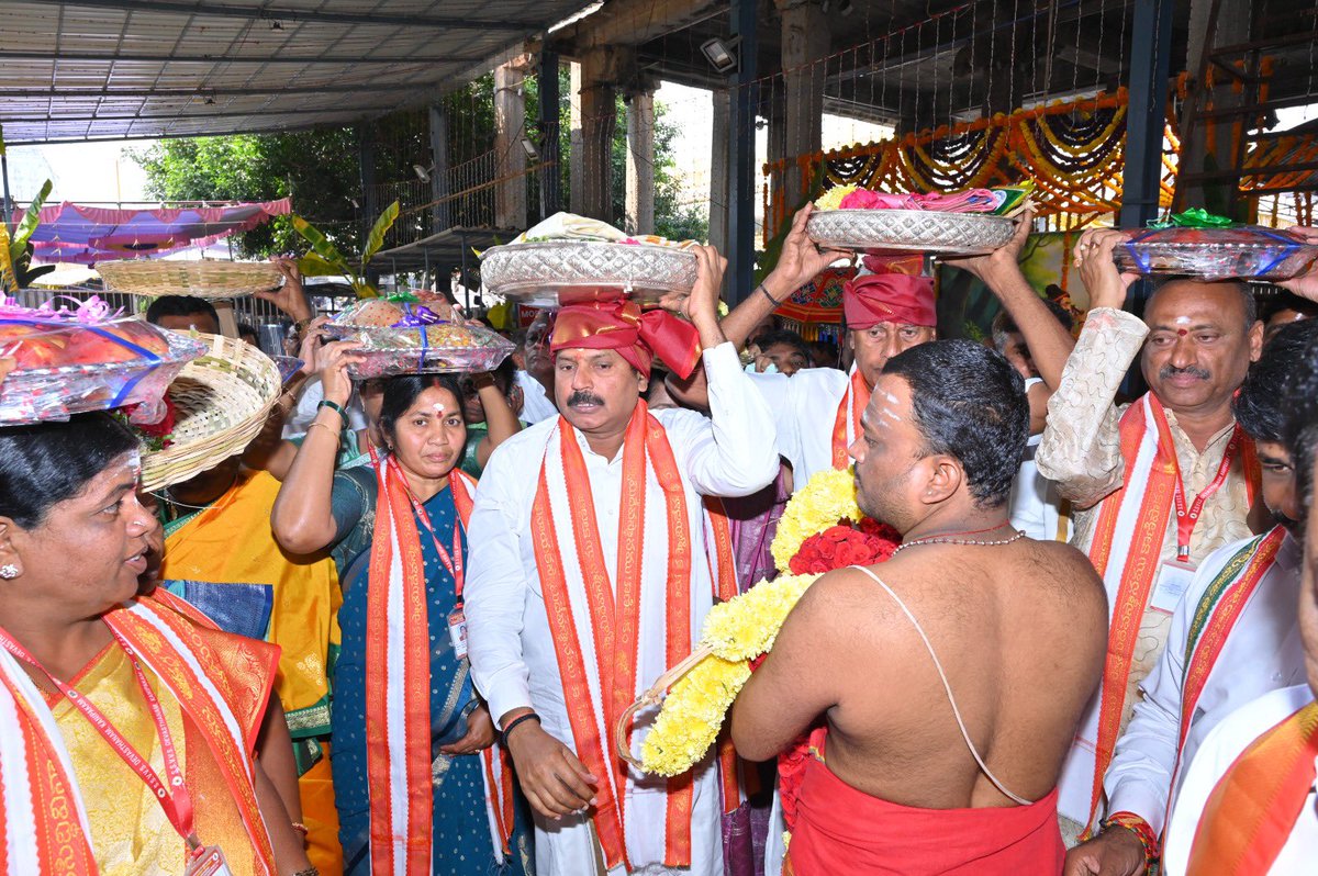 SripathiSathish's tweet photo. శ్రీ కాళహస్తీశ్వర స్వామి బ్రహ్మోత్సవాల సందర్భభంగా  ఈరోజు శ్రీ కాళహస్తిలో కాణిపాకం శ్రీ వరసిద్ధి వినాయక స్వామి దేవస్థానం తరపున స్వామి వారికి పట్టు వస్త్రాలు,పూలు, పండ్లు సమర్పించిన E.O.గారు, చైర్మన్ గారు, పాలకమండలి సభ్యులు శ్రీపతి సతీష్ కుమార్ మరియు ఇతర సభ్యులు https://t.co/hsdV58TbMv