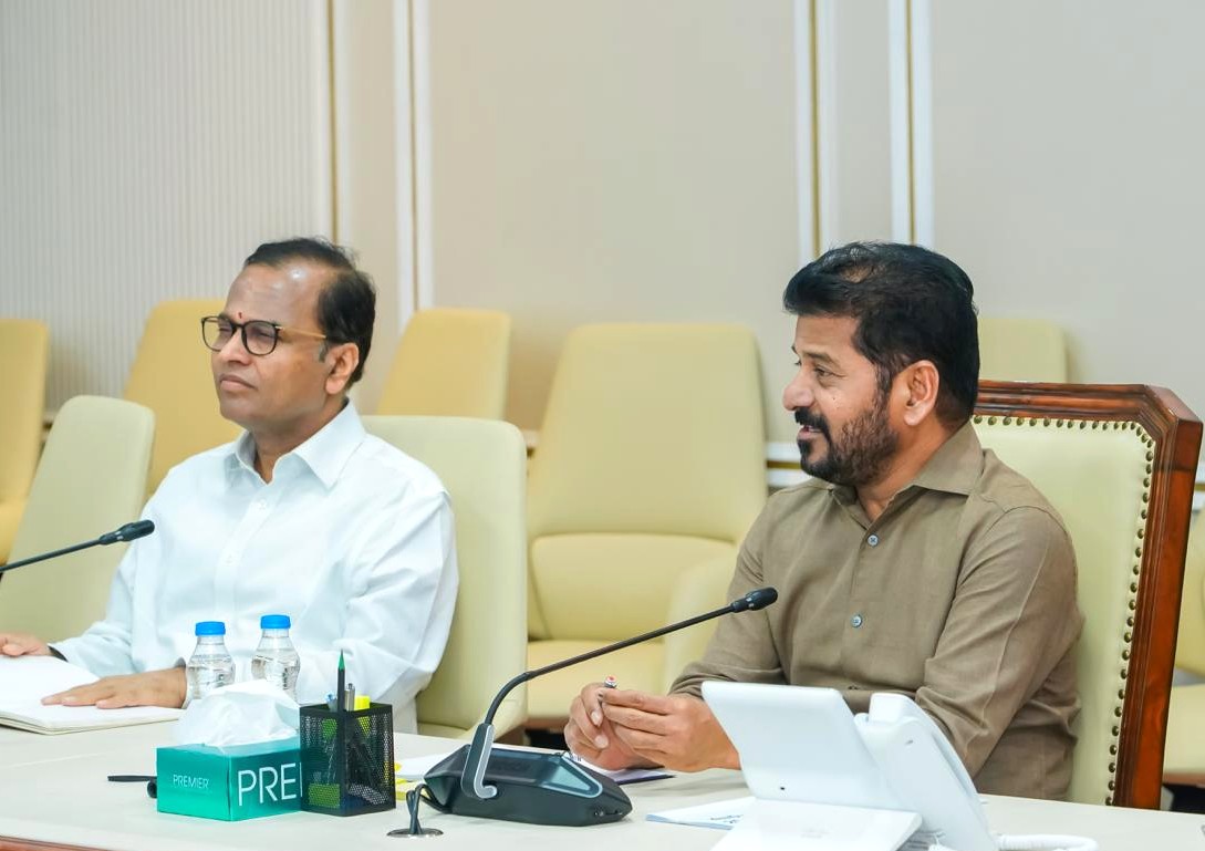 TelanganaCMO's tweet photo. తెలంగాణ కోర్ అర్బన్ ప్రాంతంలోని మూడు న‌గ‌ర పాల‌క సంస్థ‌ల ప‌రిధిలో ప‌రిశుభ్ర‌త‌కు పెద్ద పీట వేయాల‌ని ముఖ్య‌మంత్రి శ్రీ @revanth_anumula గారు అధికారుల‌కు స్పష్టమైన ఆదేశాలిచ్చారు. పరిశుభ్రత విషయంలో క్షేత్రస్థాయిలో ప్ర‌త్య‌క్షంగా ప‌రిశీల‌న‌ చేస్తానని, ఎక్క‌డైనా చెత్త క‌న‌ప‌డితే స‌హించ‌మ‌ని అధికారుల‌ను హెచ్చ‌రించారు. 

❇️హైద‌రాబాద్‌, సైబ‌రాబాద్‌, మ‌ల్కాజిగిరి న‌గ‌ర పాల‌క సంస్థ‌ల క‌మిష‌న‌ర్లు తెల్ల‌వారుజామున ఆరు గంట‌ల‌కే క్షేత్ర ప‌ర్య‌ట‌న‌లు చేయాల‌ని ఆదేశించారు.

❇️పుర‌పాల‌క‌, ప‌ట్ట‌ణాభివృద్ధి శాఖ‌ల‌పై ముఖ్య‌మంత్రి గారు డాక్టర్ బీఆర్ అంబేద్కర్ రాష్ట్ర స‌చివాల‌యంలో స‌మీక్ష నిర్వ‌హించారు. మూడు నగర పాలక సంస్థల పరిధిలో ప్ర‌క‌ట‌న‌ల ఆదాయం పెంపు పాల‌సీపై స‌మీక్షించారు. వివిధ అంశాలపై ఈ సందర్భంగా పలు సూచనలు చేశారు.

❇️“న‌గ‌రంలో కూడ‌ళ్లు, ఇత‌ర ప్రాంతాల్లో స్మార్ట్ పోల్స్ ఏర్పాటు చేయాలి. ఎల‌క్ట్రిక్‌, ఇత‌ర కేబుళ్లు, సీసీ కెమెరాలు, ప్ర‌క‌ట‌న‌ల బోర్డులు వాటిపై ఏర్పాటు చేసే అంశాన్ని ప‌రిశీలించాలి. న‌గ‌రంలోని ప‌లు ప్రాంతాల్లో ప్రైవేటు భూముల్లోనూ మ‌ల్టీలెవ‌ల్ పార్కింగ్ ఏర్పాటుకు ఉన్న అవ‌కాశాల‌ను అధ్యయనం చేయాలి. నెక్లెస్ రోడ్డు ప‌క్క‌న ప‌లు ప్రాంతాల్లో మ‌ల్టీ లెవ‌ల్ పార్కింగ్ ఏర్పాటుకు ఉన్న అవ‌కాశాల‌ను పరిశీలించాలి” అని స్పష్టం చేశారు.

❇️ప్ర‌క‌ట‌న‌ల‌కు సంబంధించి పెద్ద మొత్తంలో వివిధ ర‌కాల‌ బోర్డులు క‌నిపిస్తున్నా ఆశించిన ఆదాయం రాక‌పోవ‌డంపై ముఖ్య‌మంత్రి గారు అధికారుల‌ను ప్ర‌శ్నించారు. ముంబ‌యి, అహ్మ‌దాబాద్‌, బెంగ‌ళూర్‌ల్లోని ప్ర‌క‌ట‌న‌ల ఆదాయంతో న‌గ‌రంలో వ‌స్తున్న ఆదాయాన్ని బేరీజు వేయాలని చెప్పారు. ప్ర‌భుత్వ ఆదాయానికి గండి కొట్టేలా వ్య‌వ‌హ‌రిస్తున్న ప్ర‌క‌ట‌న‌దారుల‌పై క‌ఠిన చ‌ర్య‌లు తీసుకోవాల‌ని చెప్పారు.

❇️ప్ర‌భుత్వ కార్య‌క్ర‌మాలు, సంక్షేమ కార్య‌క్ర‌మాల ప్ర‌క‌ట‌న‌ల‌కు 10 శాతం బోర్డులు కేటాయించాల‌ని సూచించారు. ఈ సంద‌ర్భంగా పీపీపీ, ఇత‌ర న‌మూనాల్లో ఆదాయం స‌మ‌కూర్చుకునే అంశంపై అధికారులు ప‌వ‌ర్‌ పాయింట్ ప్ర‌జంటేష‌న్ ఇచ్చారు. దానిని ప‌రిశీలించిన ముఖ్య‌మంత్రి గారు ప‌లు సూచ‌న‌లు చేశారు.

❇️మూడు న‌గ‌ర పాల‌క సంస్థ‌ల‌తో పాటు రాష్ట్రంలోని అన్ని న‌గ‌రాలు, ప‌ట్ట‌ణాల్లో వీధి దీపాల నిర్వ‌హ‌ణ విషయంలో యూనికోడ్ సిస్ట‌మ్ అనుస‌రించాల‌ని ముఖ్యమంత్రి గారు అధికారుల‌ను ఆదేశించారు. ఈ కార్పొరేషన్ల పరిధిలోని పార్కుల వివ‌రాలు, వాటి అభివృద్ధిపైన ప్ర‌త్యేక దృష్టి సారించాల‌ని సూచించారు.

❇️రాష్ట్రంలో నూత‌నంగా ఎన్నికైన మేయ‌ర్లు, డిప్యూటీ మేయ‌ర్లు, ఛైర్మ‌న్లు, డిప్యూటీ ఛైర్మ‌న్ల‌తో త్వ‌ర‌లోనే ఒక్క రోజు శిక్ష‌ణ కార్య‌క్ర‌మం ఏర్పాటు చేయాల‌ని ఈ సందర్భంగా ముఖ్య‌మంత్రి రేవంత్ రెడ్డి గారు అధికారుల‌ను ఆదేశించారు. న‌గ‌రాలు, ప‌ట్ట‌ణాల అభివృద్దికి తీసుకోవాల్సిన చ‌ర్య‌లు, ఇత‌ర అంశాల‌ను సమగ్రంగా వివ‌రించాల‌ని సూచించారు.

❇️స‌మావేశంలో ముఖ్య‌మంత్రి సలహాదారు @Vemnarenderredy గారు, @TelanganaCS కె. రామకృష్ణారావు గారు, సీఎం కార్య‌ద‌ర్శి మాణిక్ రాజ్‌ గారు, @HMDA_Gov క‌మిష‌న‌ర్ స‌ర్ఫ‌రాజ్ అహ్మ‌ద్‌ గారు, @CommissionrGHMC ఆర్‌.వి.క‌ర్ణ‌న్‌ గారు, @MC_Cyberabad క‌మిష‌న‌ర్ శ్రీజ‌న‌ గారు, @MCMalkajgiri  విన‌య‌కృష్ణారెడ్డి గారు ఇతర అధికారులు పాల్గొన్నారు. #CURE #Hyderabad